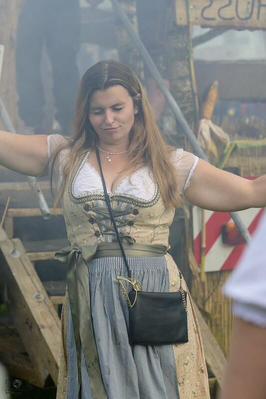 geiles dirndgirl wird immer betrunkener dirndl girl gets drunk