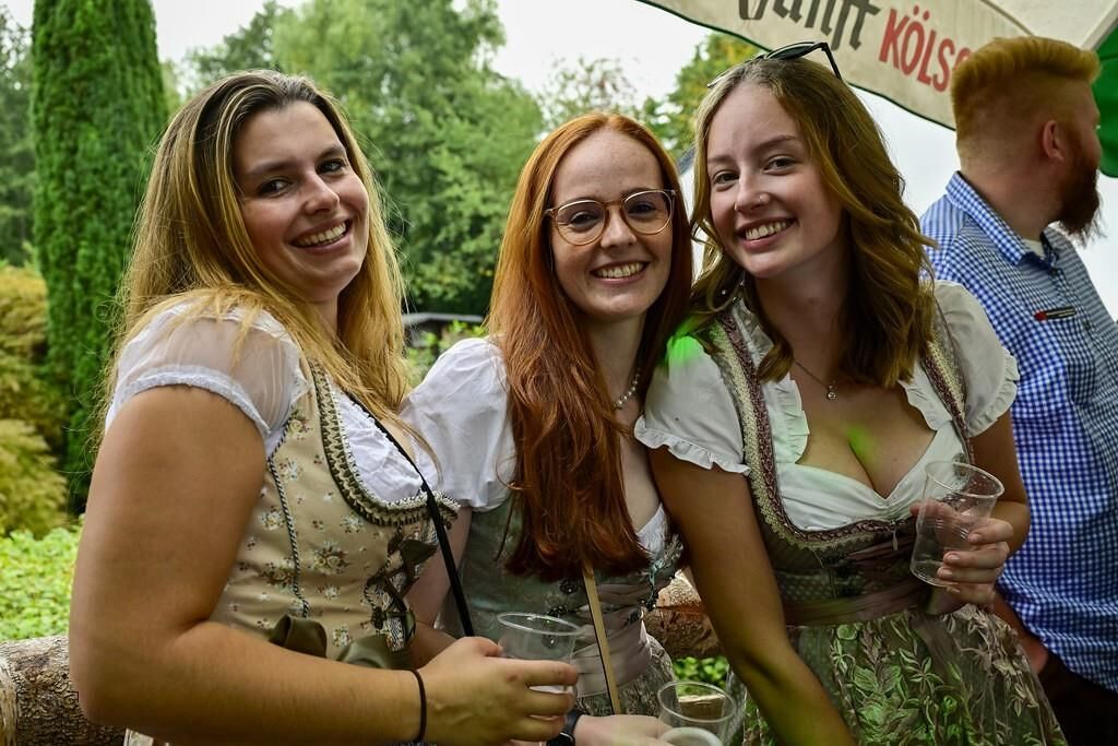 geiles dirndgirl wird immer betrunkener dirndl girl gets drunk