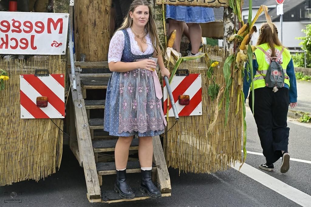 geiles dirndgirl wird immer betrunkener dirndl girl gets drunk