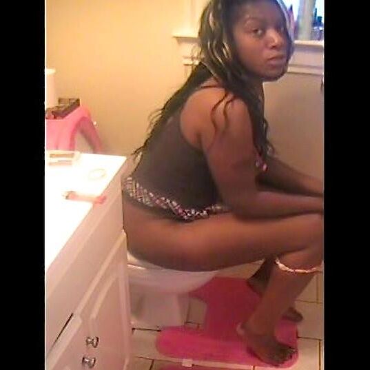 Ebony Women Pooping