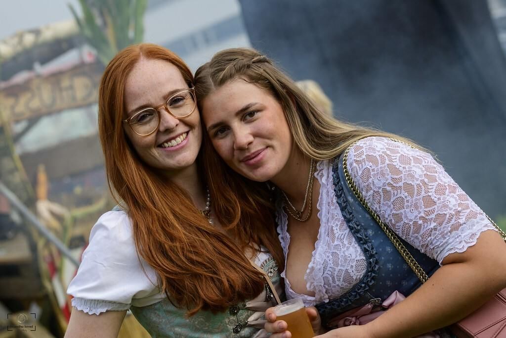 geiles dirndgirl wird immer betrunkener dirndl girl gets drunk