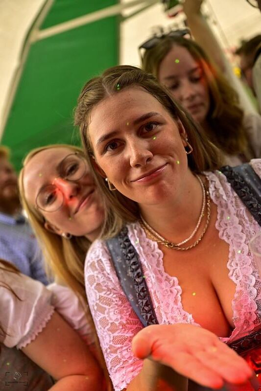 geiles dirndgirl wird immer betrunkener dirndl girl gets drunk