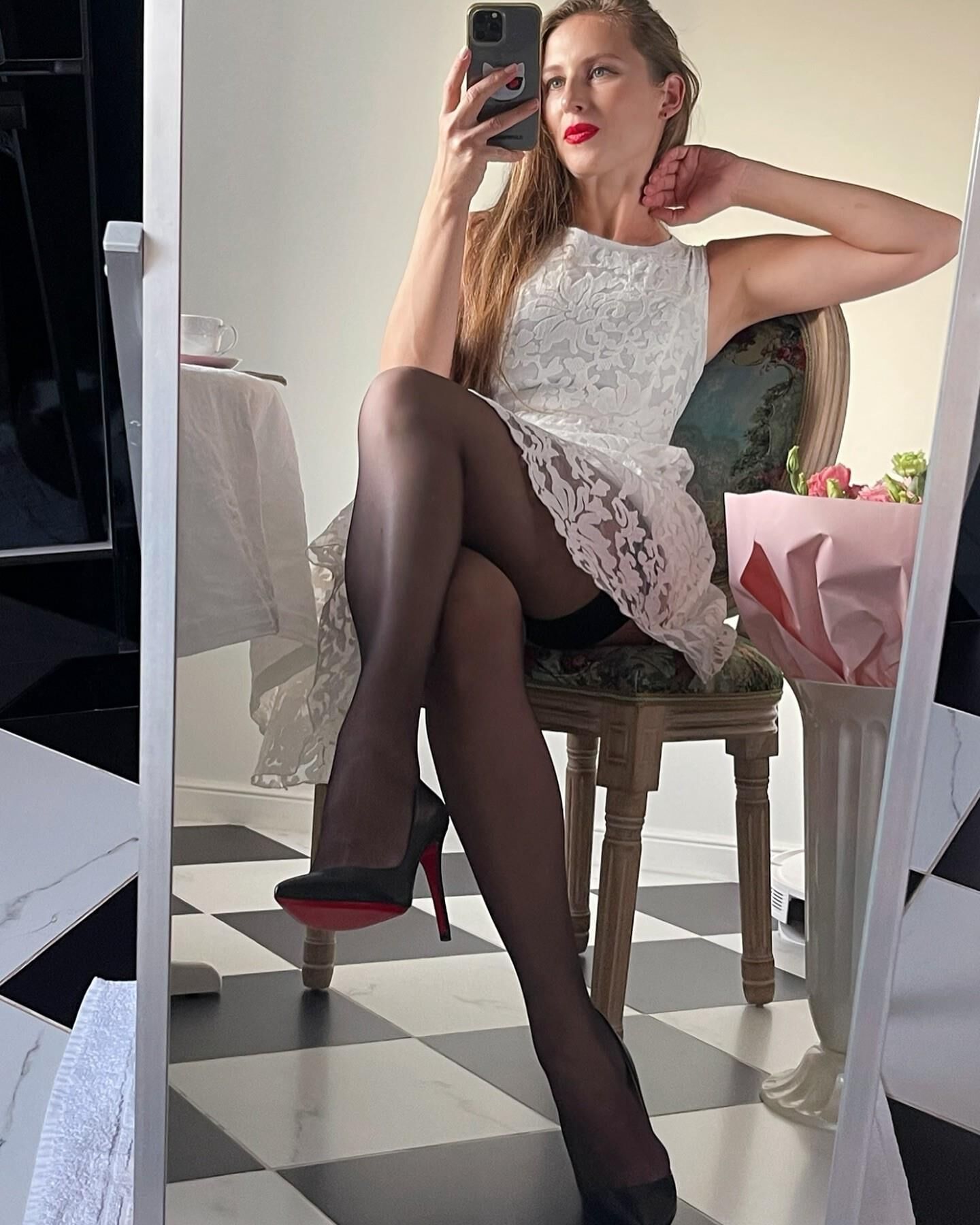 Julia portant des hold-ups