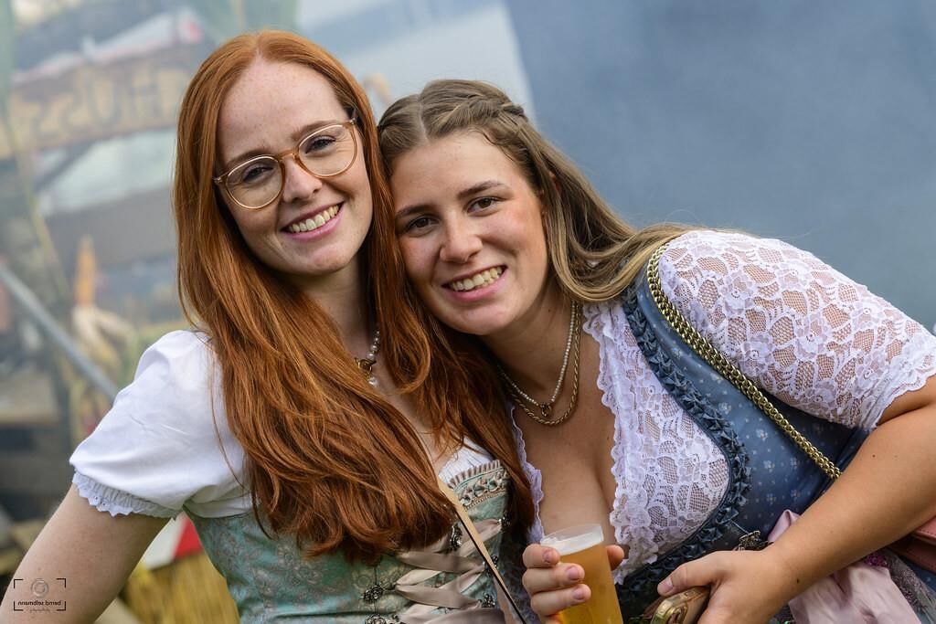 geiles dirndgirl wird immer betrunkener dirndl girl gets drunk