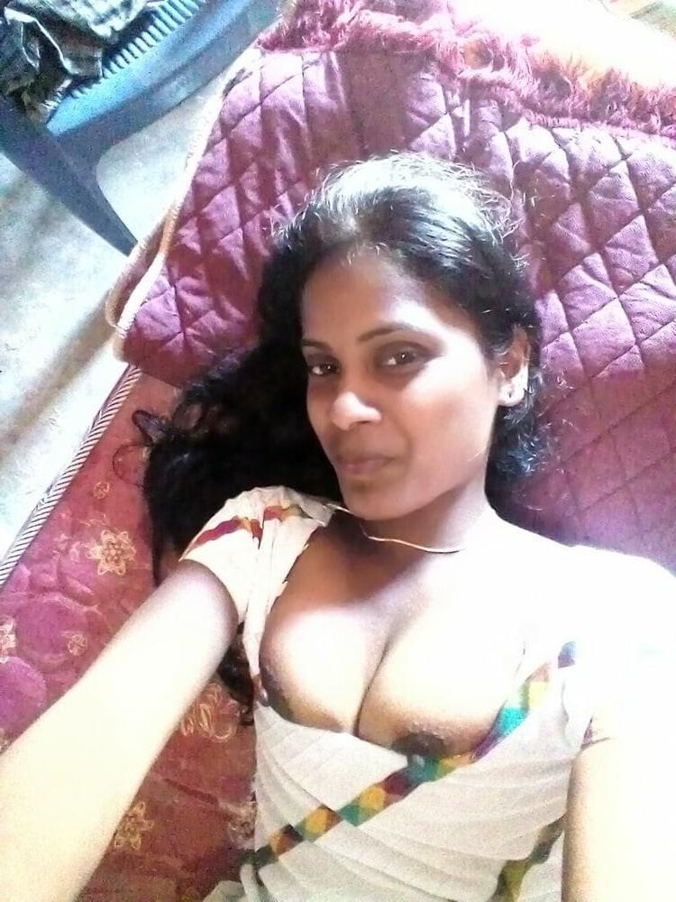 Desi Village Gal Revealing Her Tits