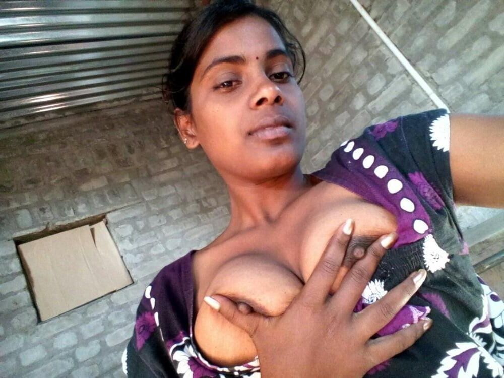 Desi Village Gal Revealing Her Tits