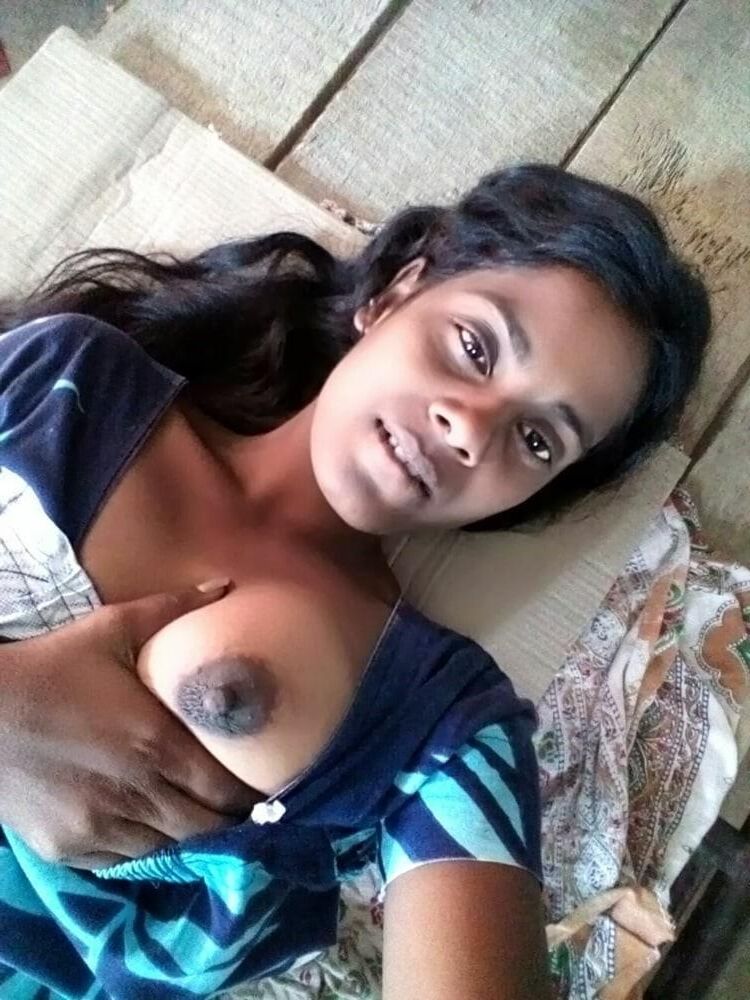 Desi Village Gal Revealing Her Tits