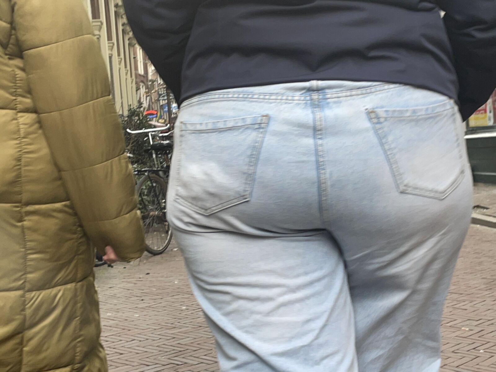 Ass candid (wide butt)