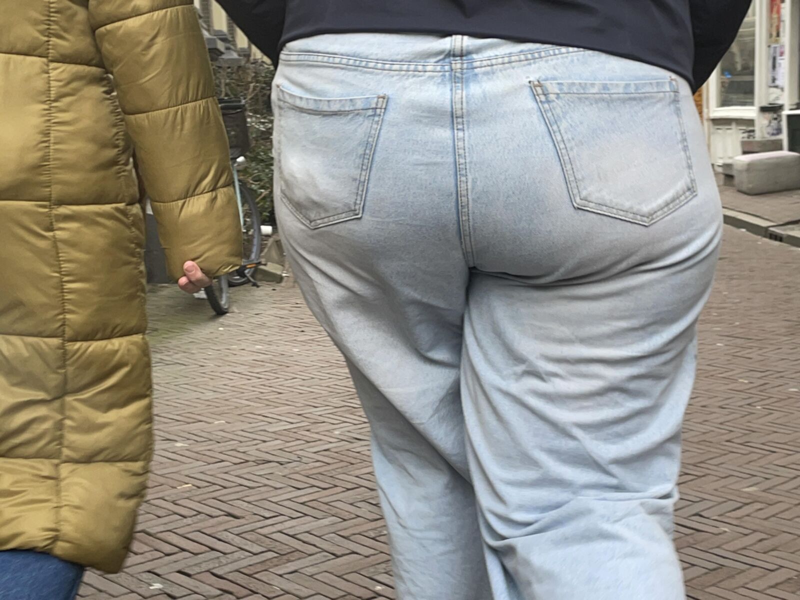 Ass candid (wide butt)