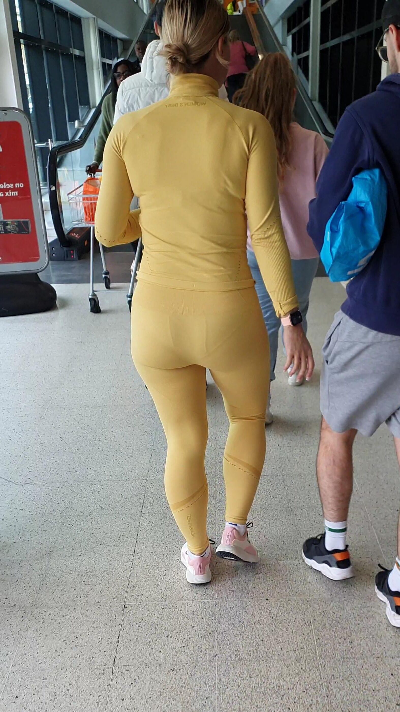 [CANDID] PAWG BANANA BOOTY WITH VPL