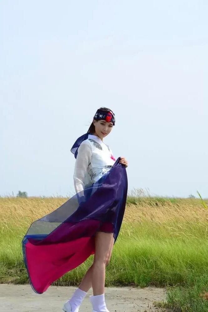 Schöne Koreanisch zieht sich von ihrem Hanbok aus