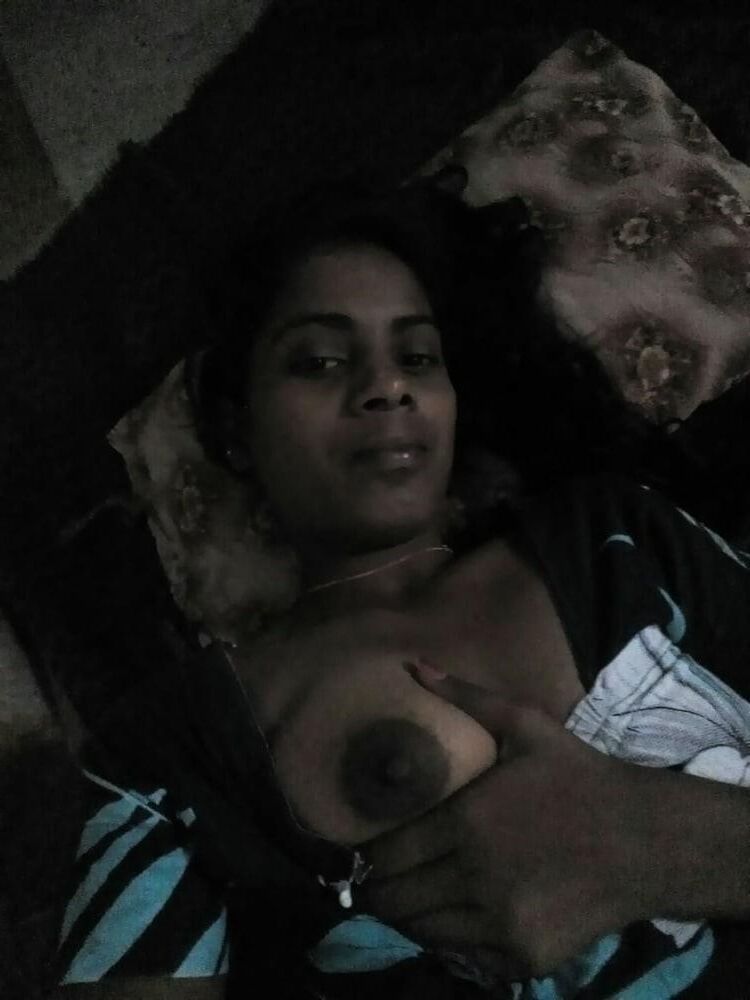 Desi Village Gal Revealing Her Tits