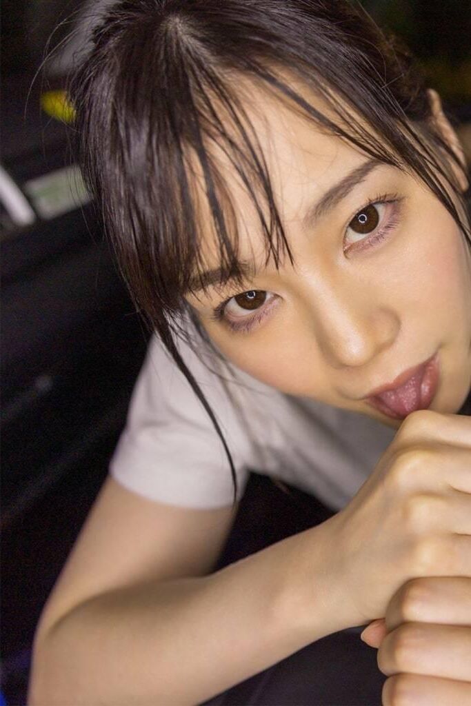 Airi Suzumura Photobook Okinawa Foto Nr. Rote Versuchung