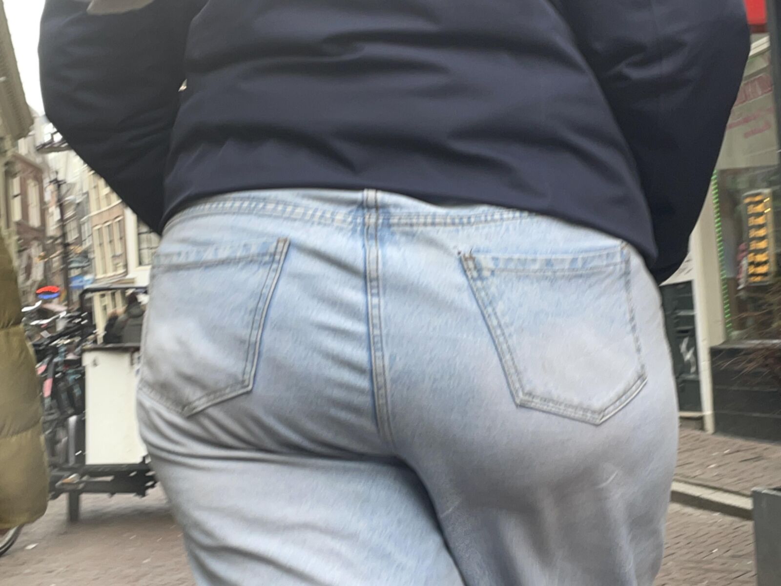 Ass candid (wide butt)