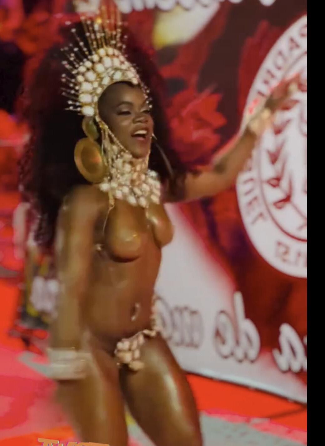 Larissa Reis sacode seus peitos no Rio Carnival