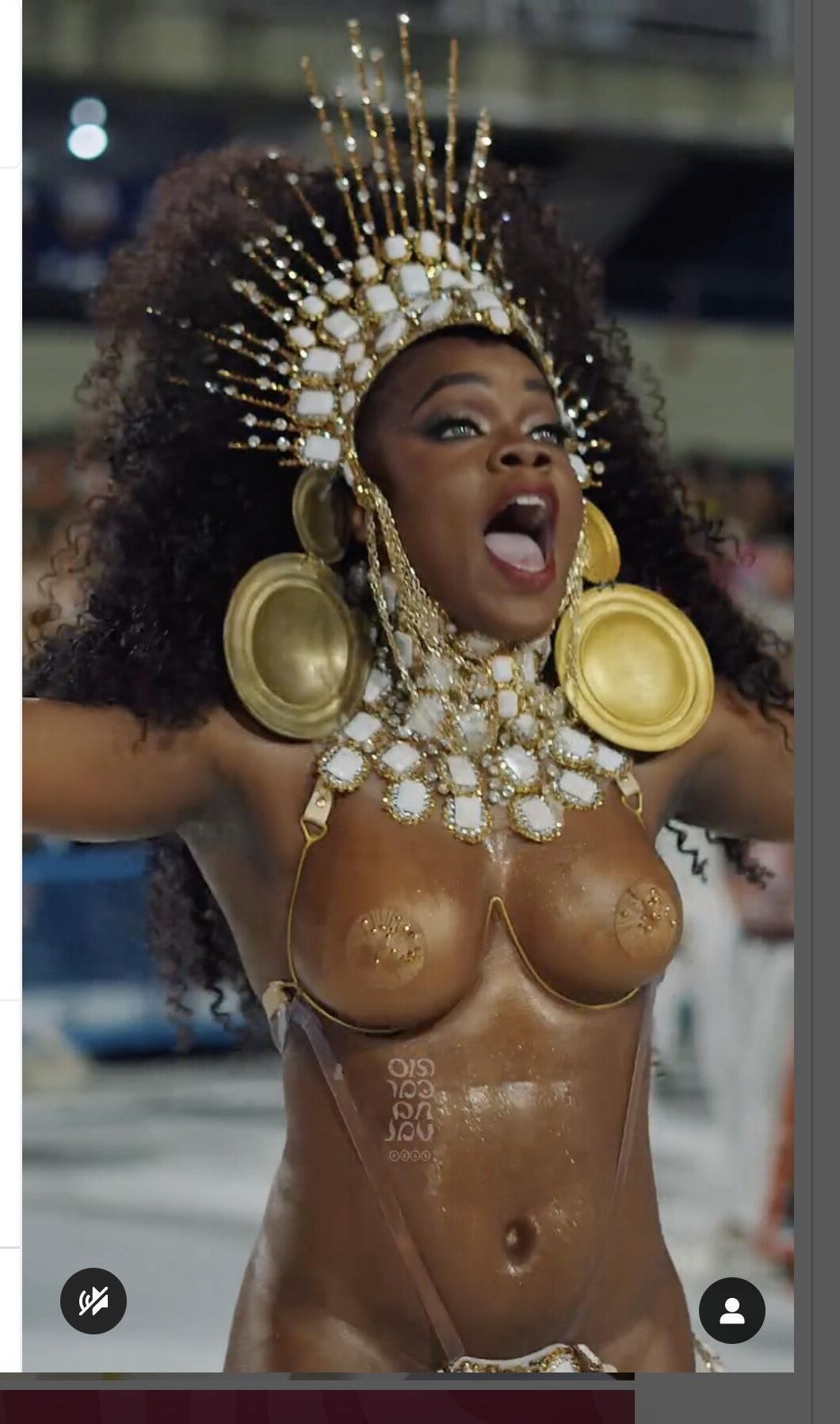 Larissa Reis sacode seus peitos no Rio Carnival