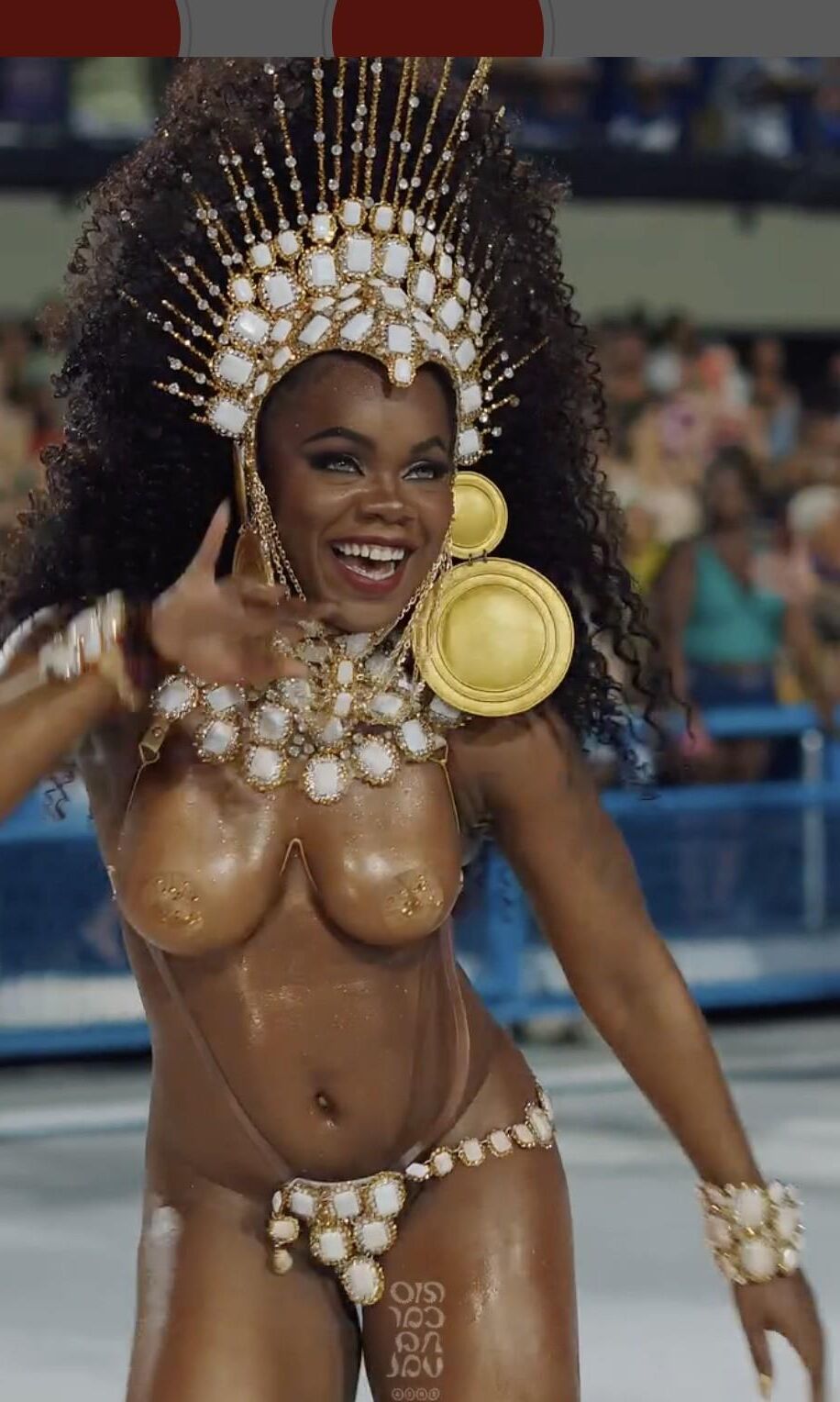 Larissa Reis sacode seus peitos no Rio Carnival