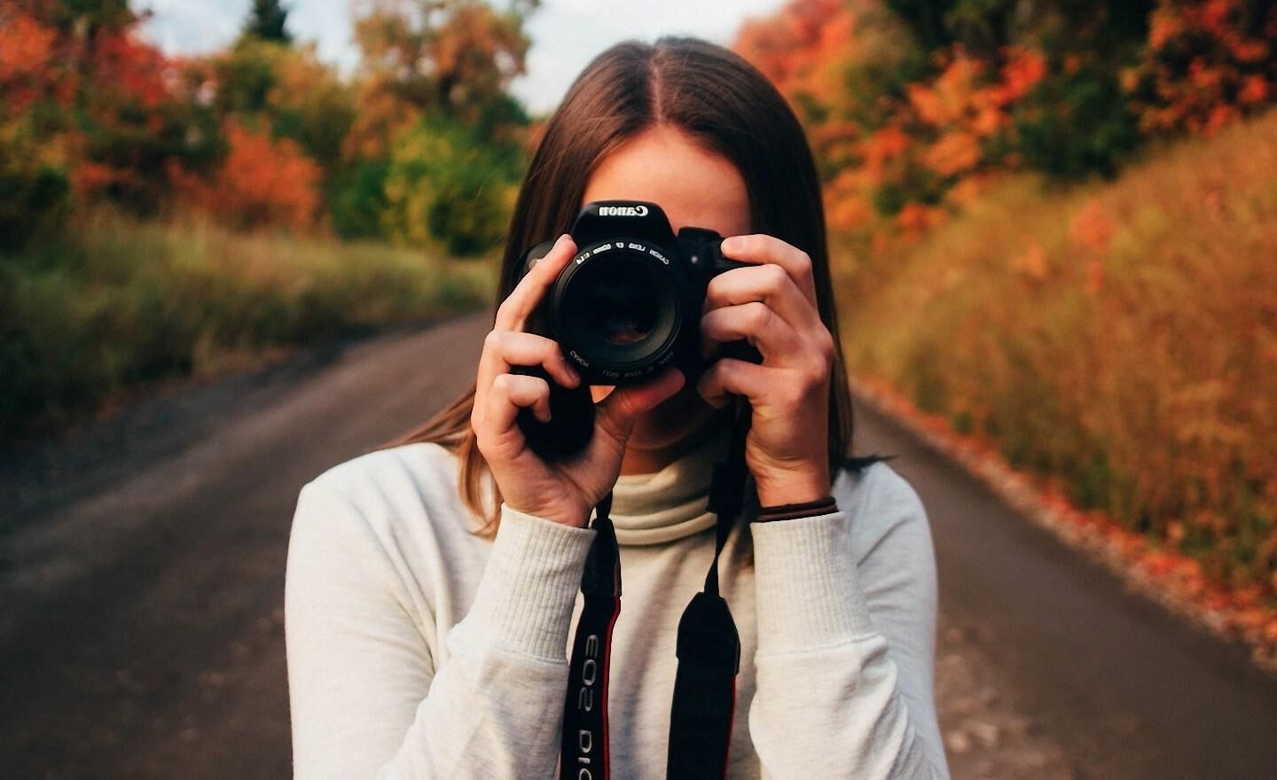 Filles avec des caméras