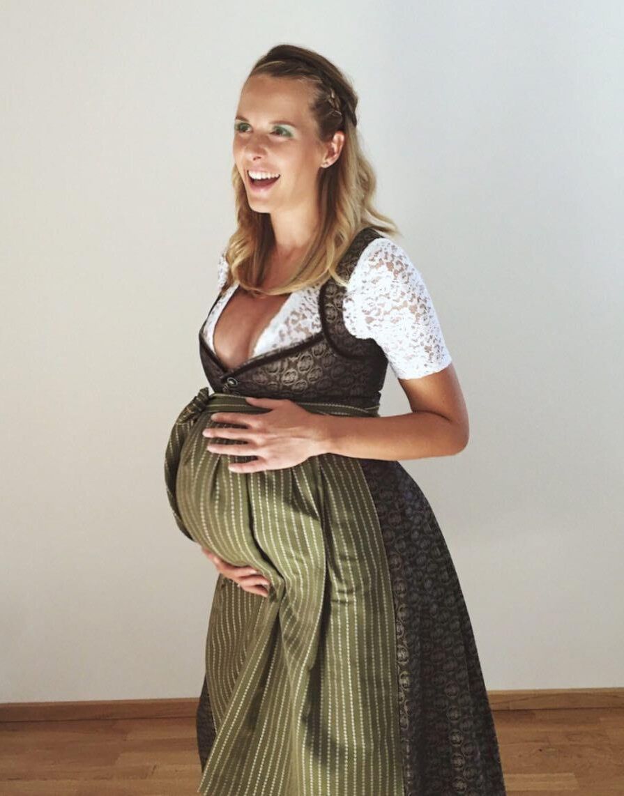 Fesche madln im dirndl zum dreihundertsiebenundneuzigste`n