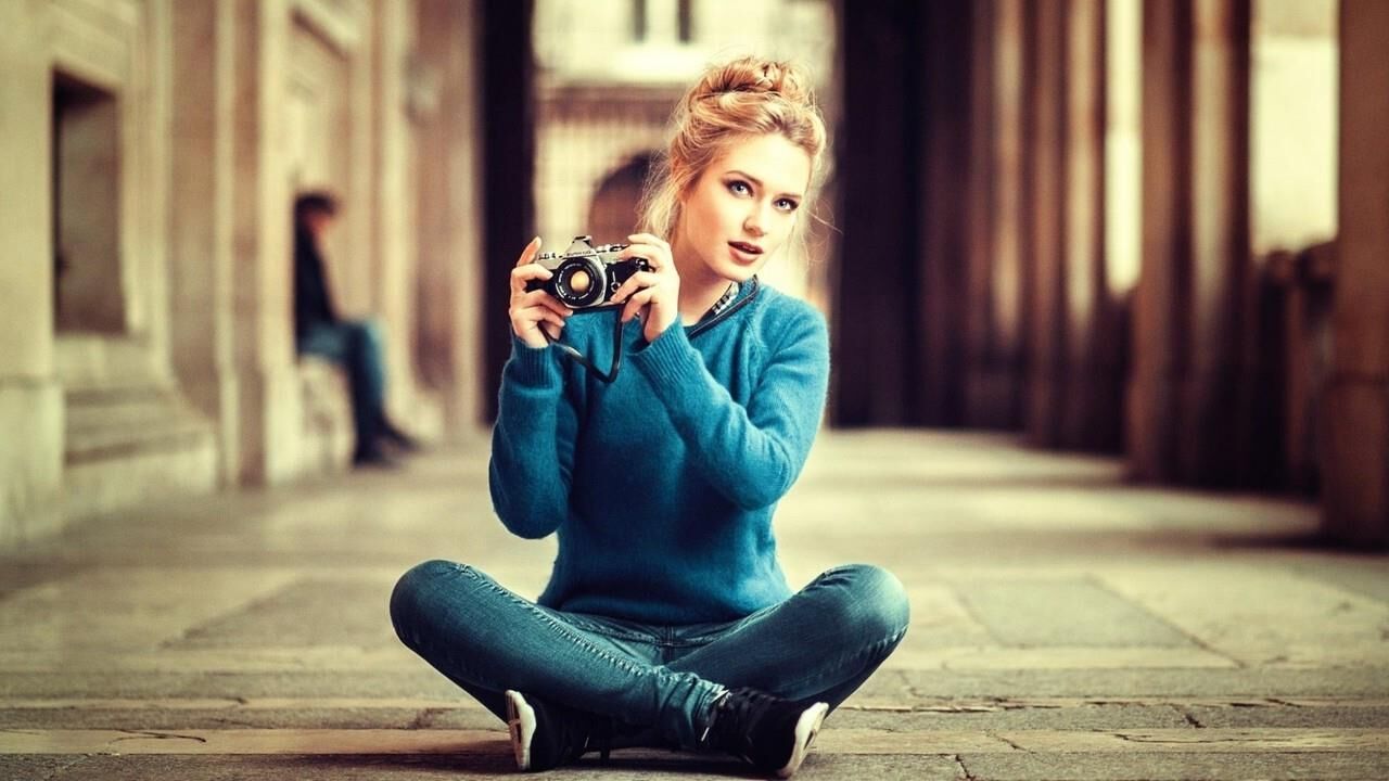 Filles avec des caméras