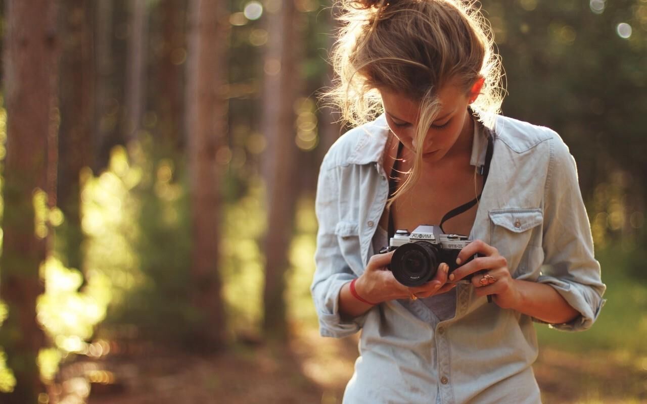 Filles avec des caméras