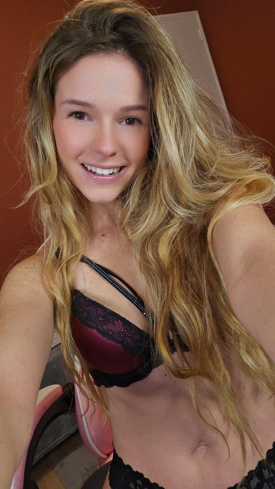 Lucie blonde sexy