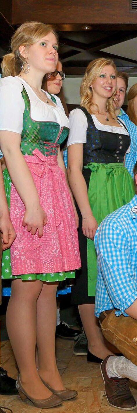 Fesche madln im dirndl zum dreihundertsiebenundneuzigste`n