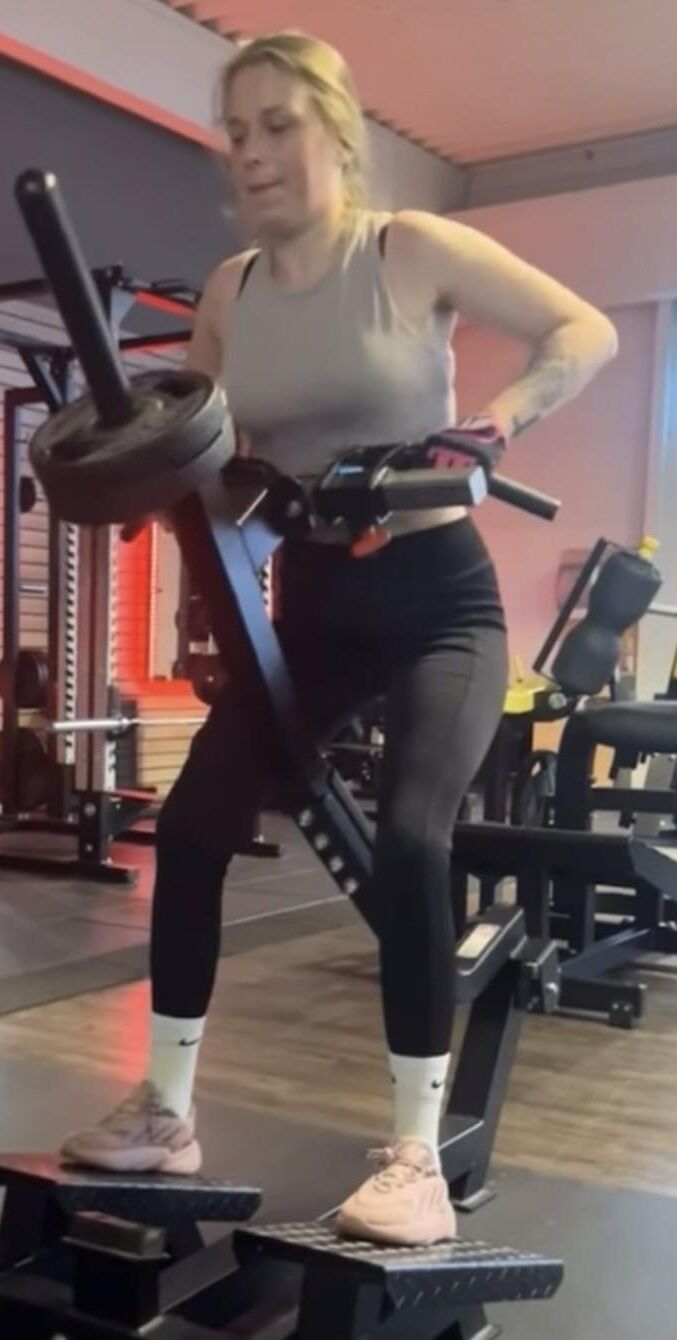 fille de gym allemande montrant son doux cul