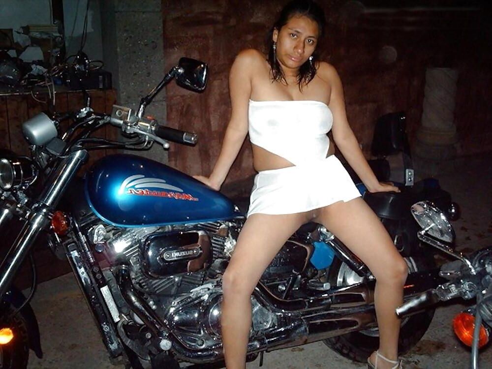 Salope de moto mexicaine Paloma