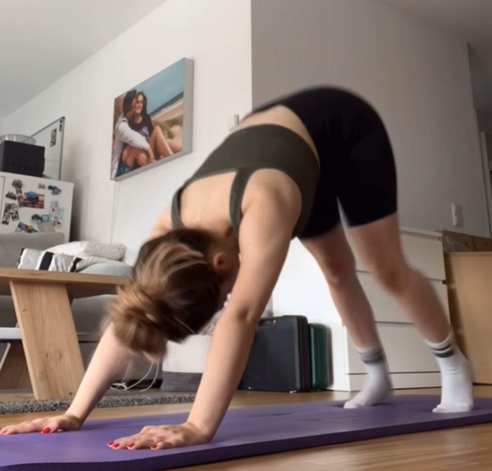 german yoga girl showing her skills