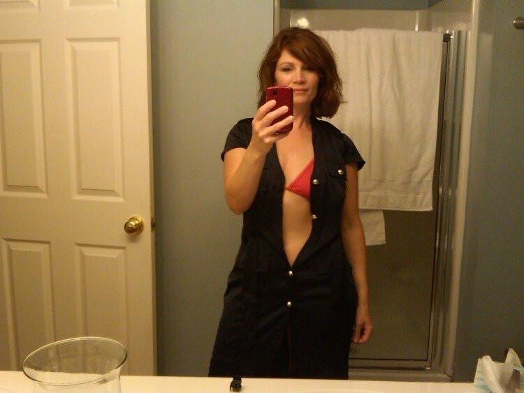  REDHEAD MILF BATHROOM SELFIES