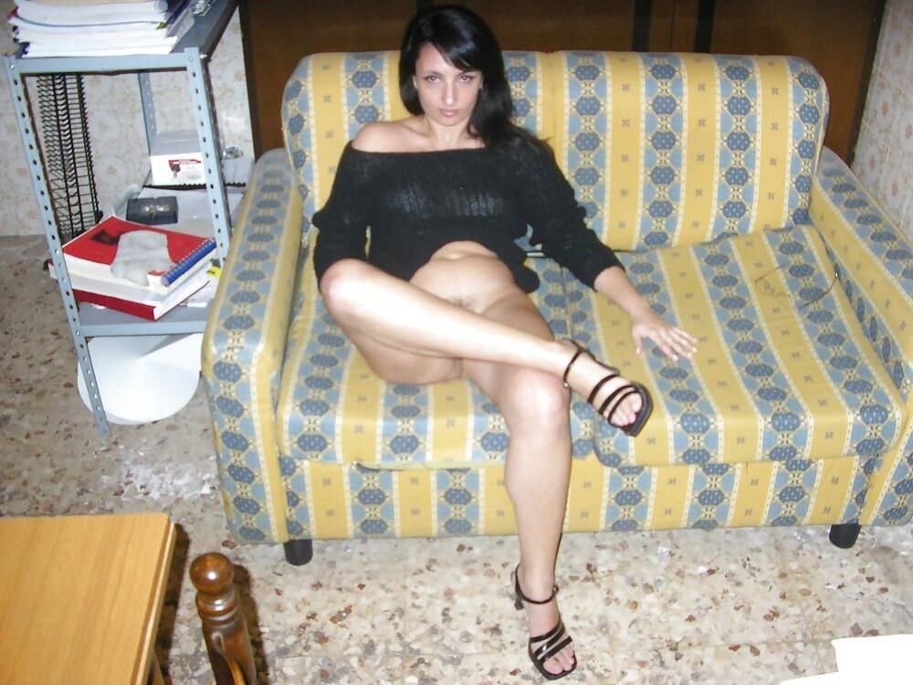 Esposa italiana sexy posando em casa