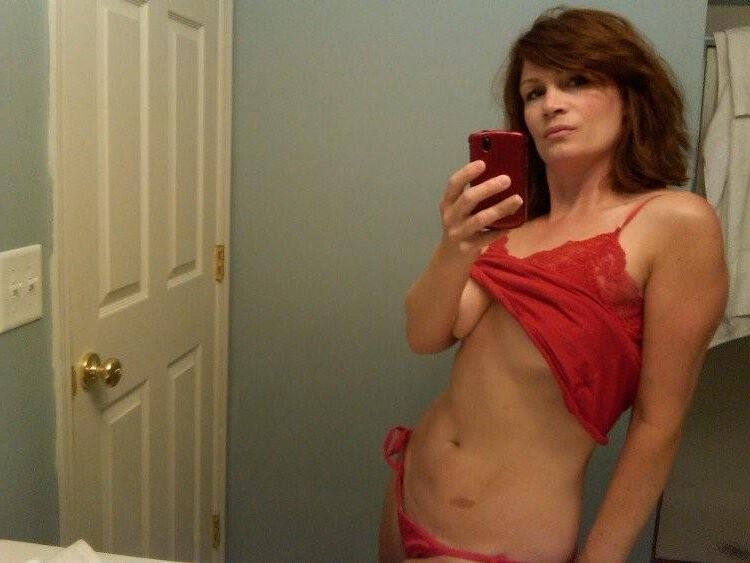  REDHEAD MILF BATHROOM SELFIES