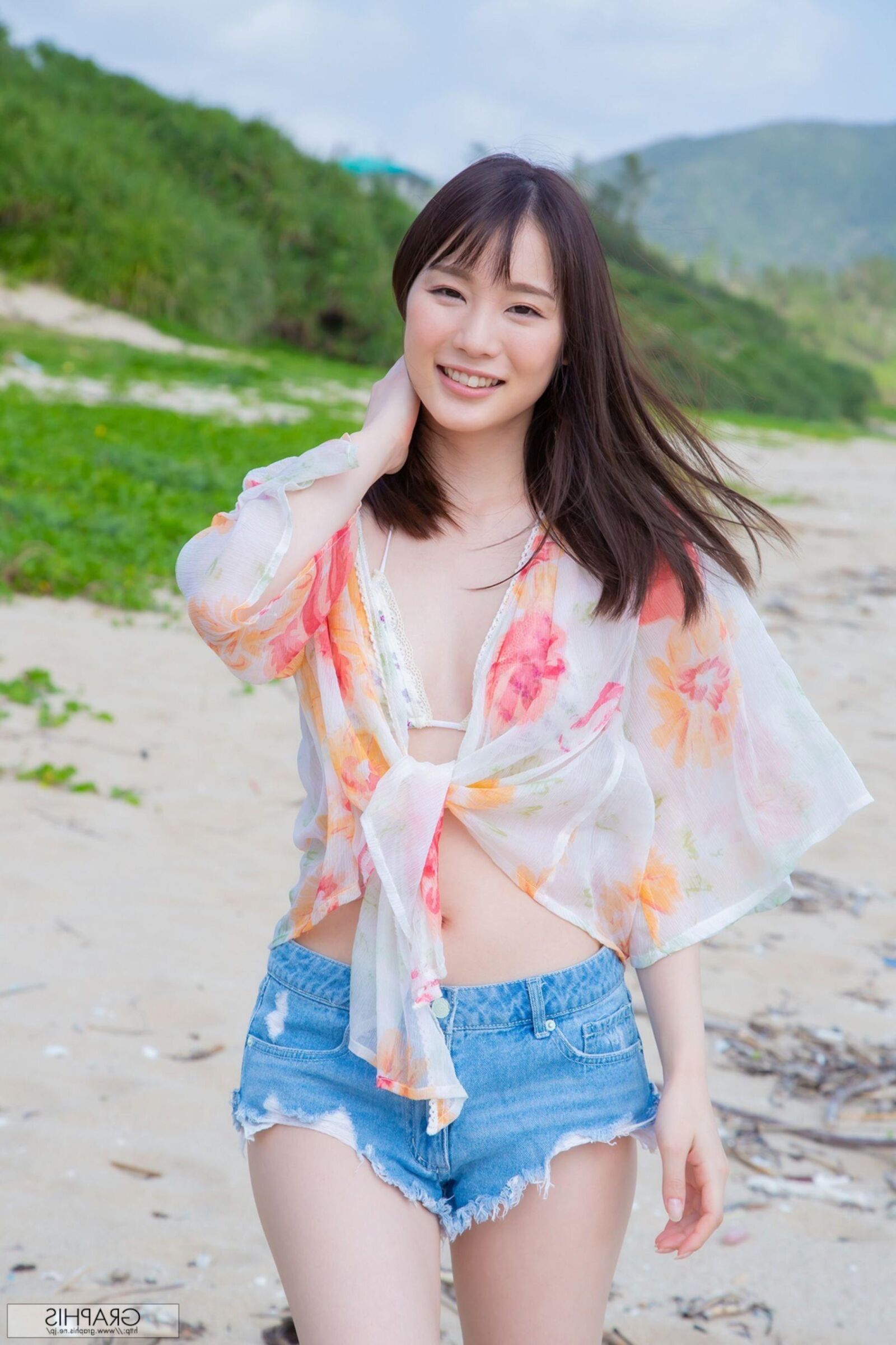 Airi Suzumura Graphis