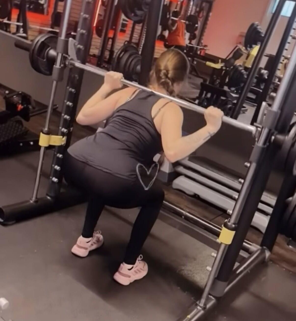 fille de gym allemande montrant son doux cul