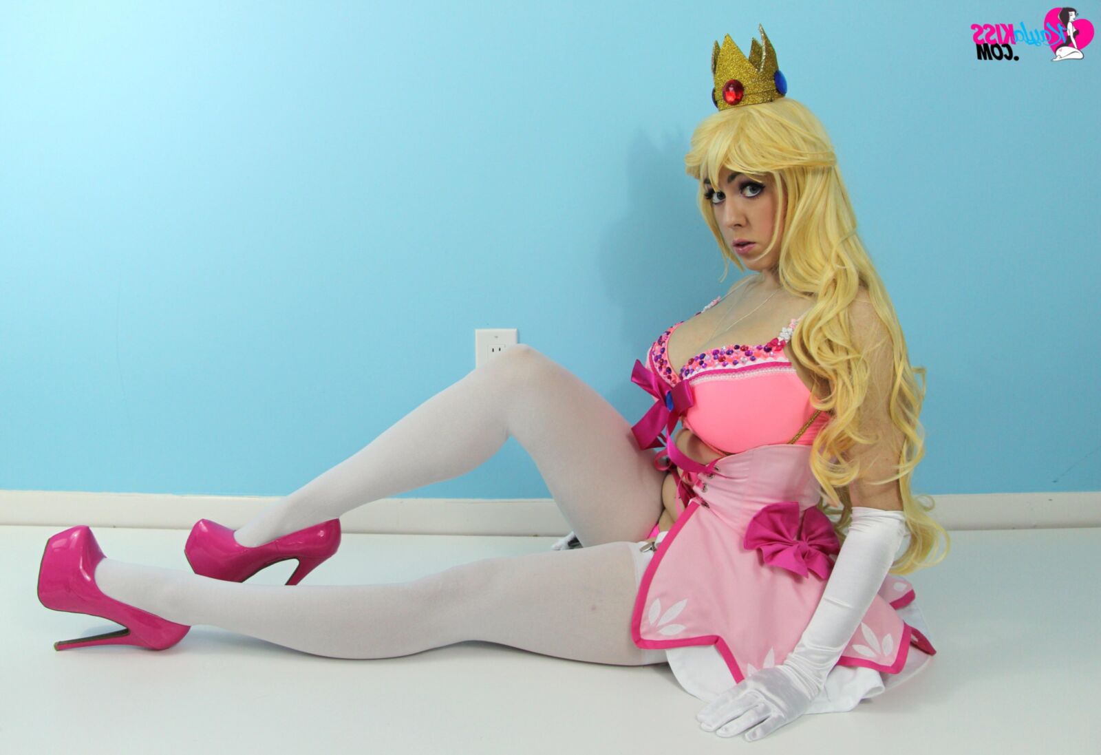 Kayla Kiss Princess Peach Cosplay