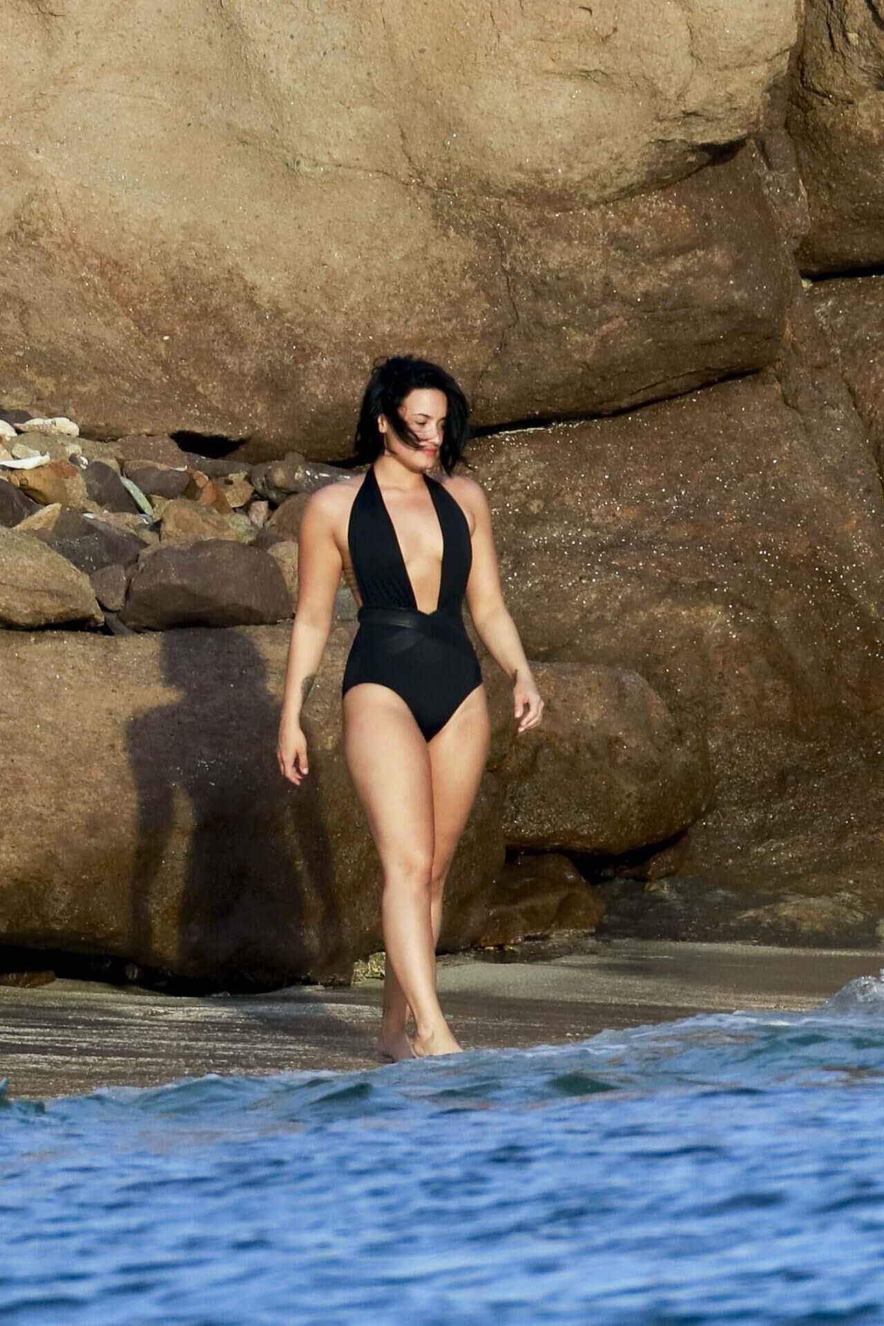 Demi Lovato trägt einen Badeanzug in St. Barts