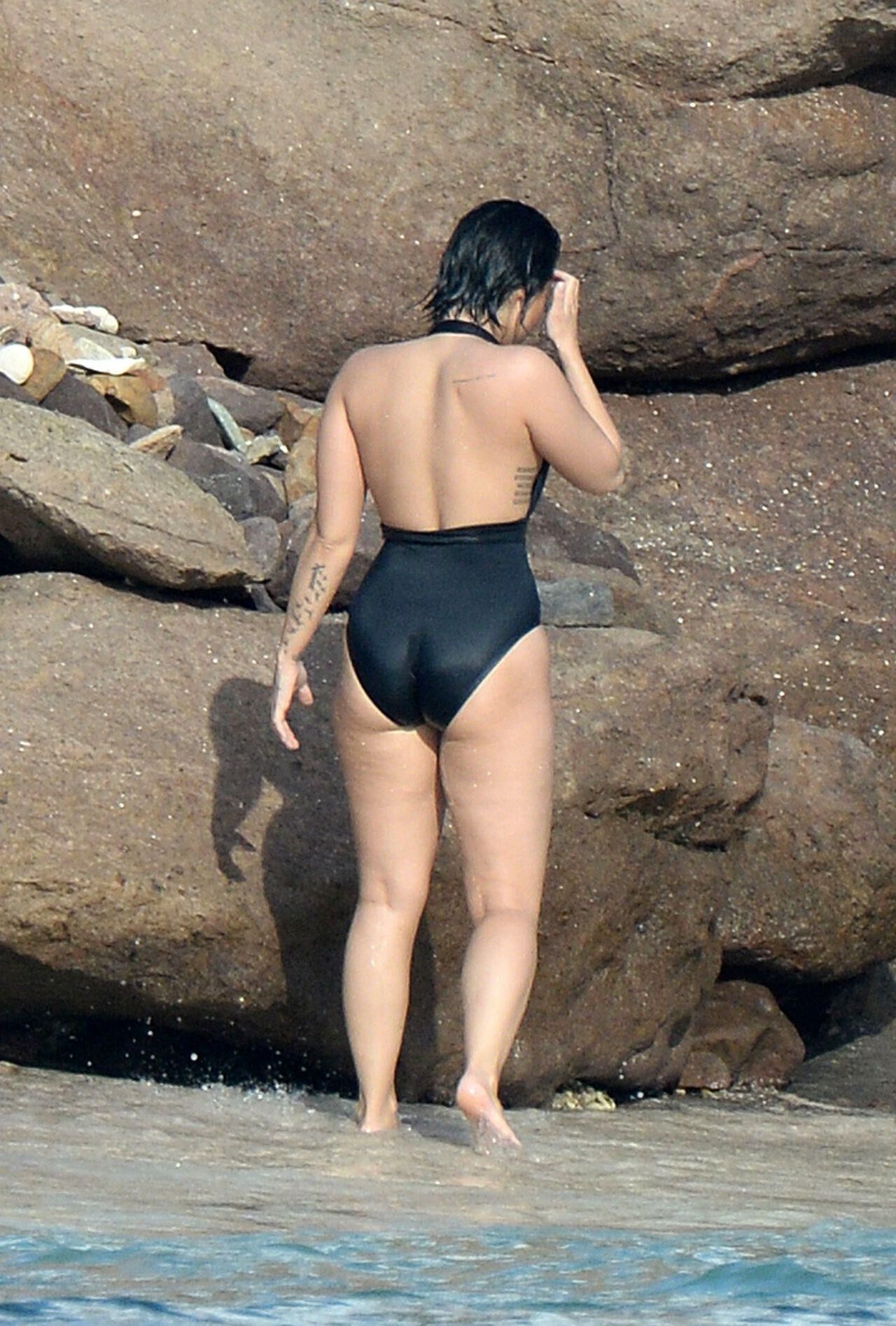 Demi Lovato trägt einen Badeanzug in St. Barts