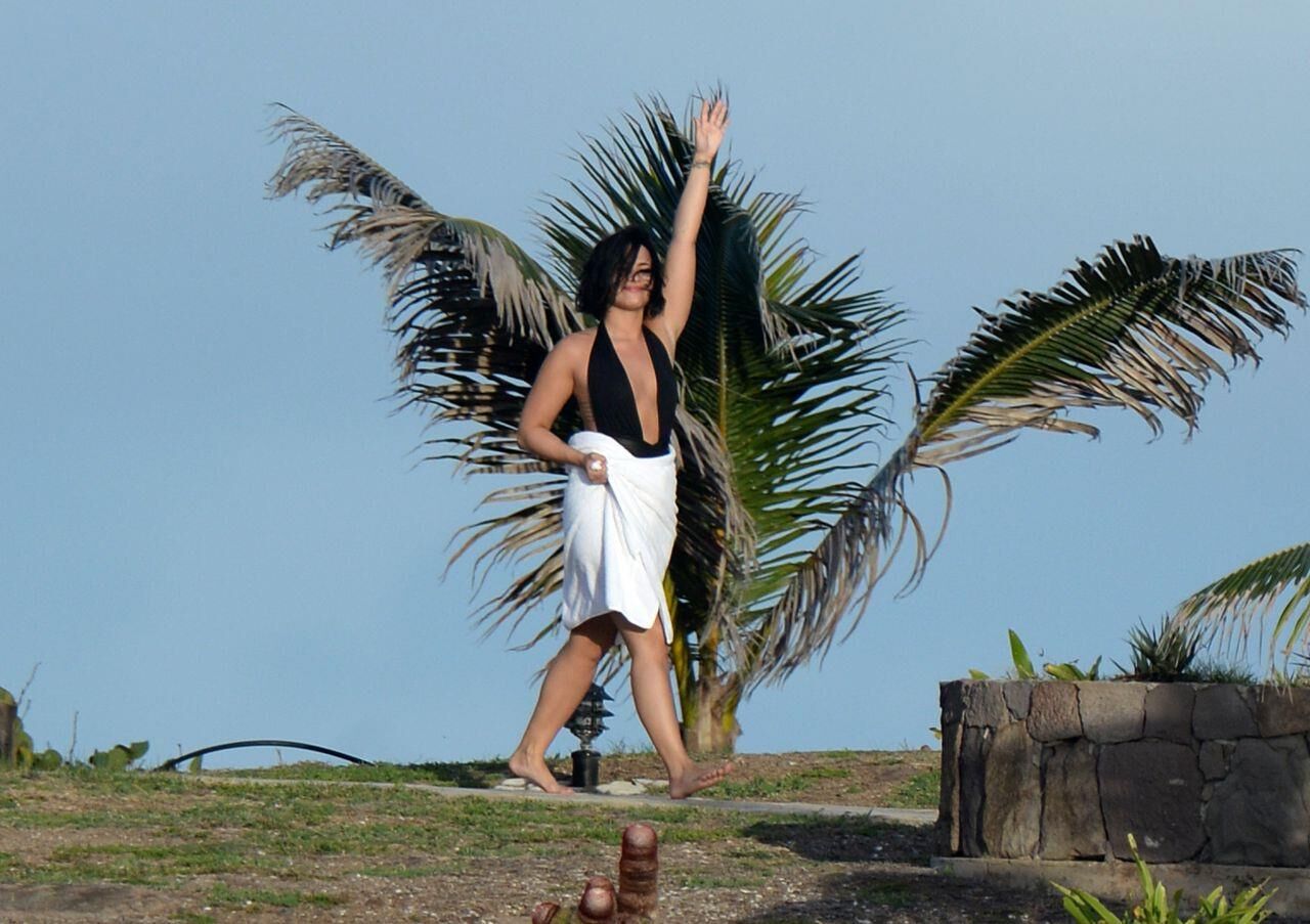 Demi Lovato trägt einen Badeanzug in St. Barts