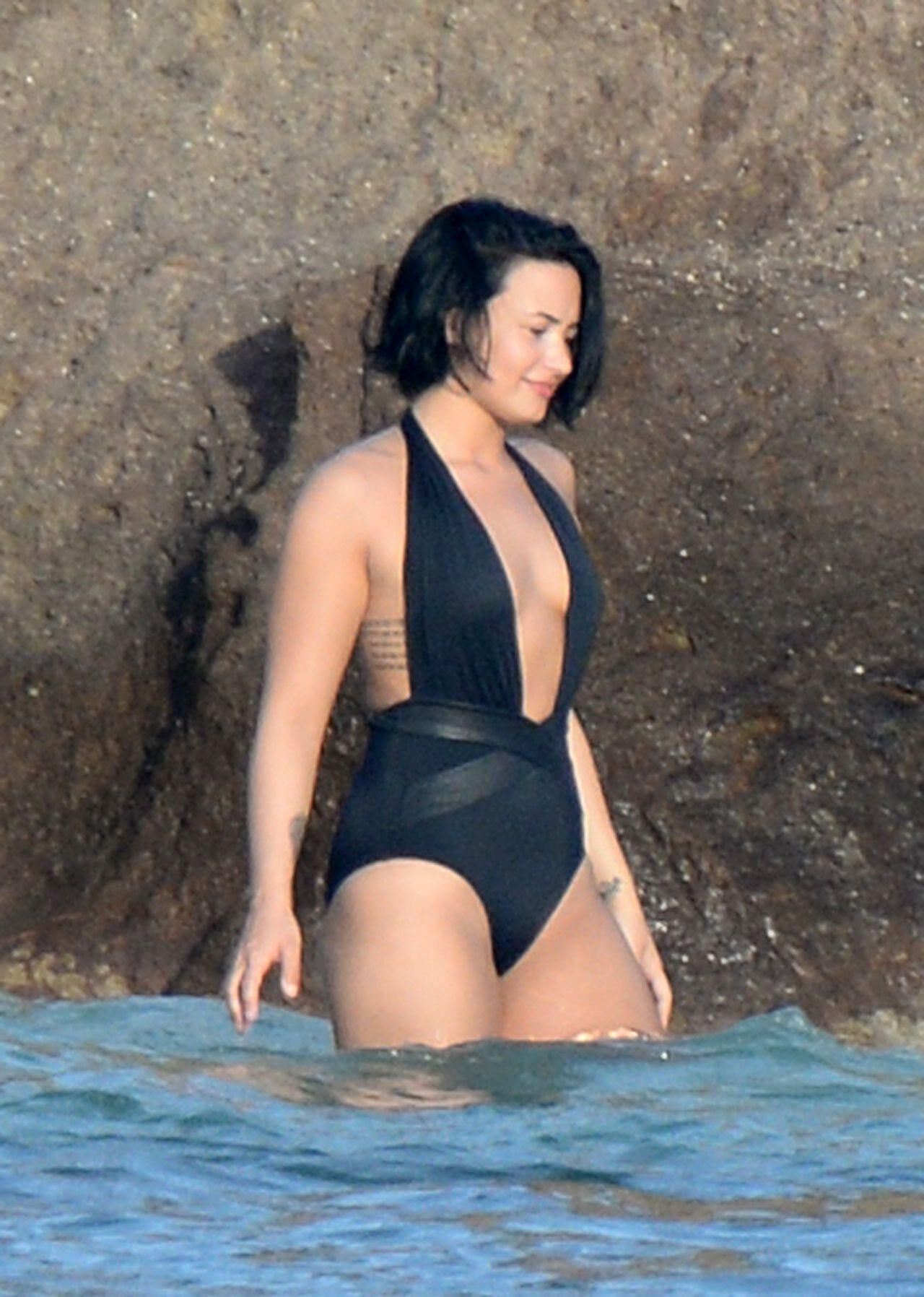 Demi Lovato trägt einen Badeanzug in St. Barts