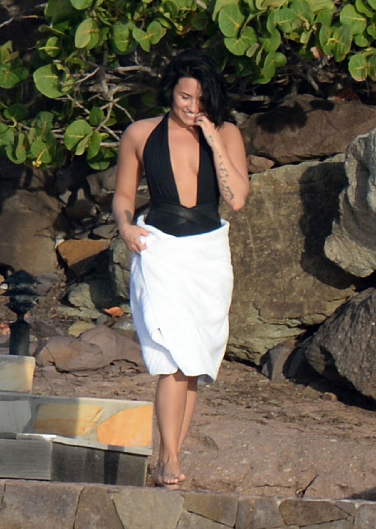 Demi Lovato trägt einen Badeanzug in St. Barts