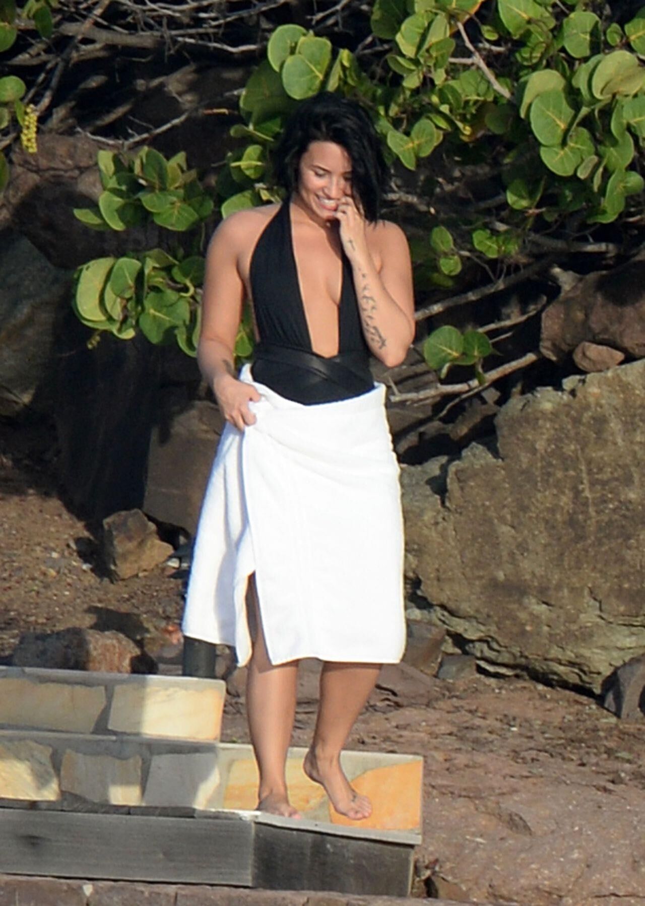 Demi Lovato trägt einen Badeanzug in St. Barts