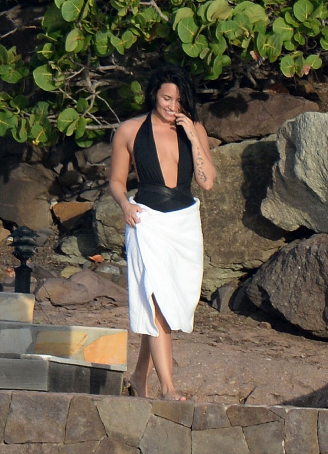 Demi Lovato trägt einen Badeanzug in St. Barts