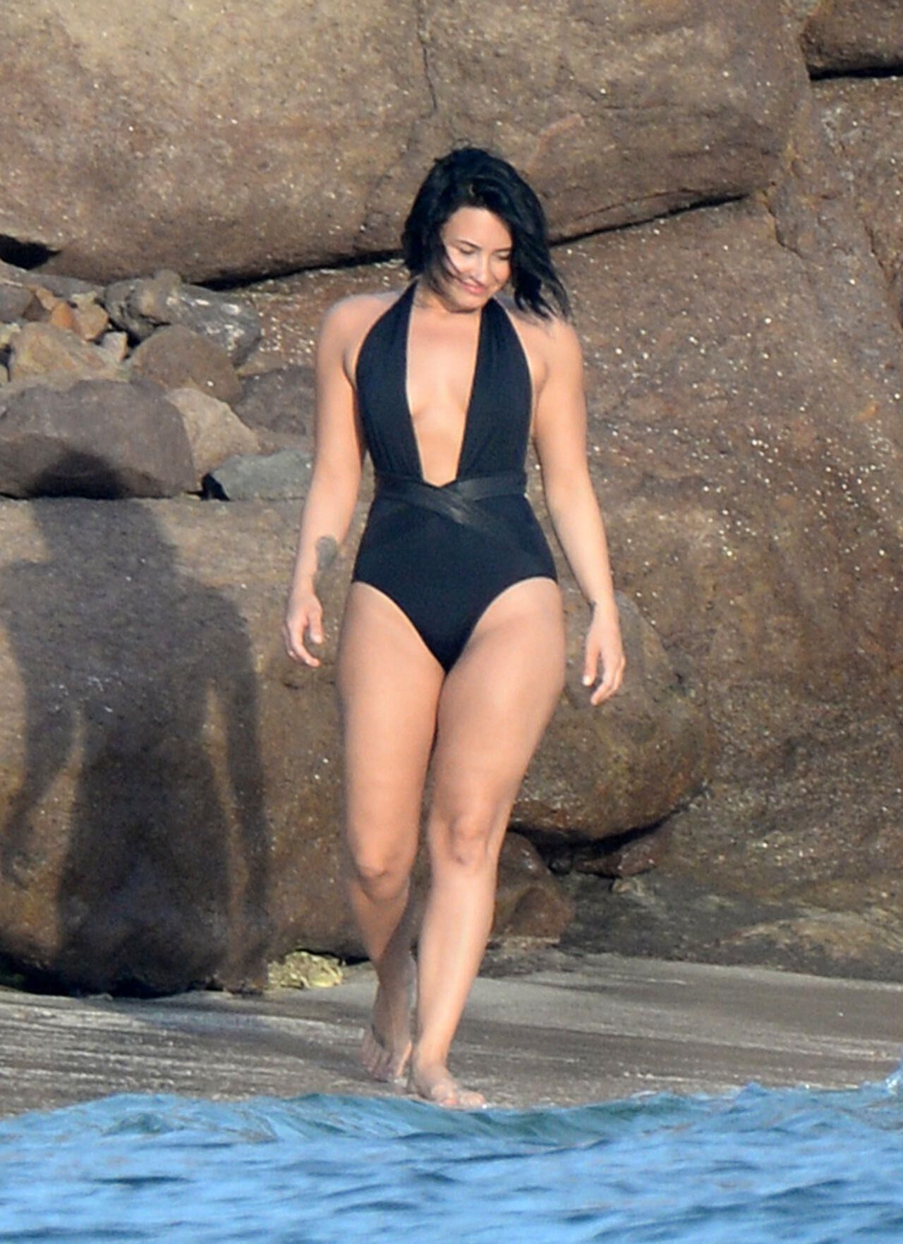 Demi Lovato trägt einen Badeanzug in St. Barts