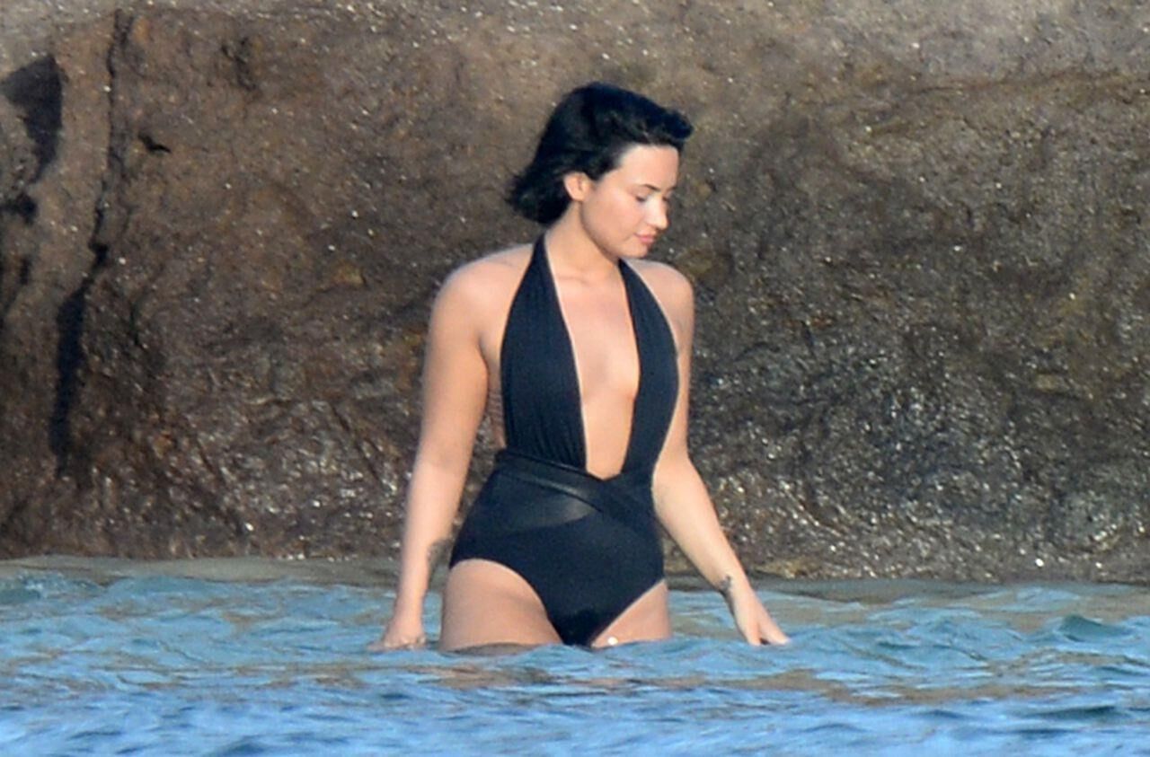 Demi Lovato trägt einen Badeanzug in St. Barts