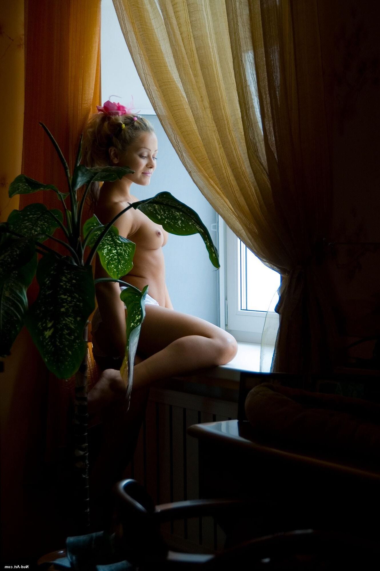 Nud art albina dans la fenêtre x