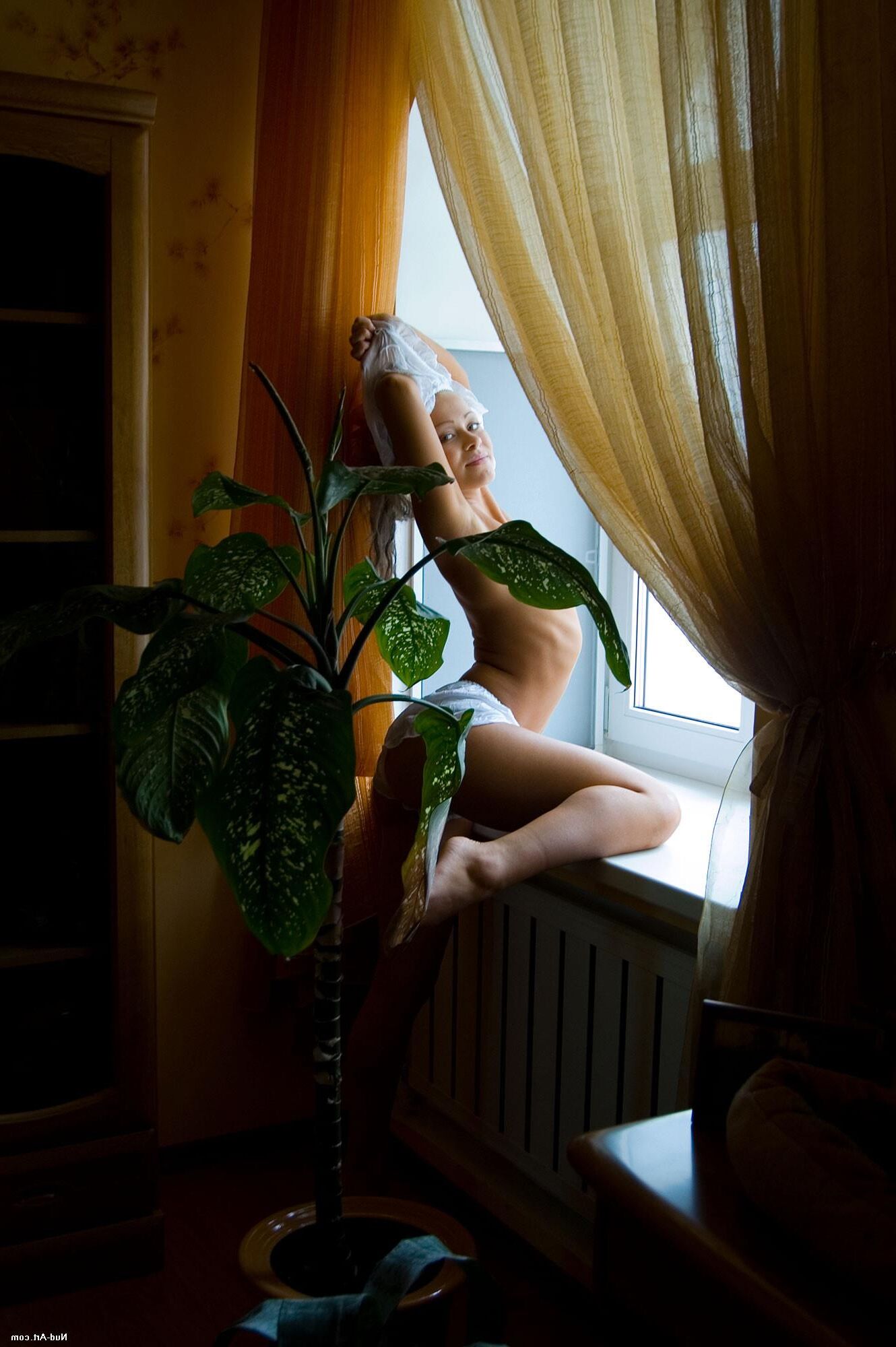 Nud art albina dans la fenêtre x