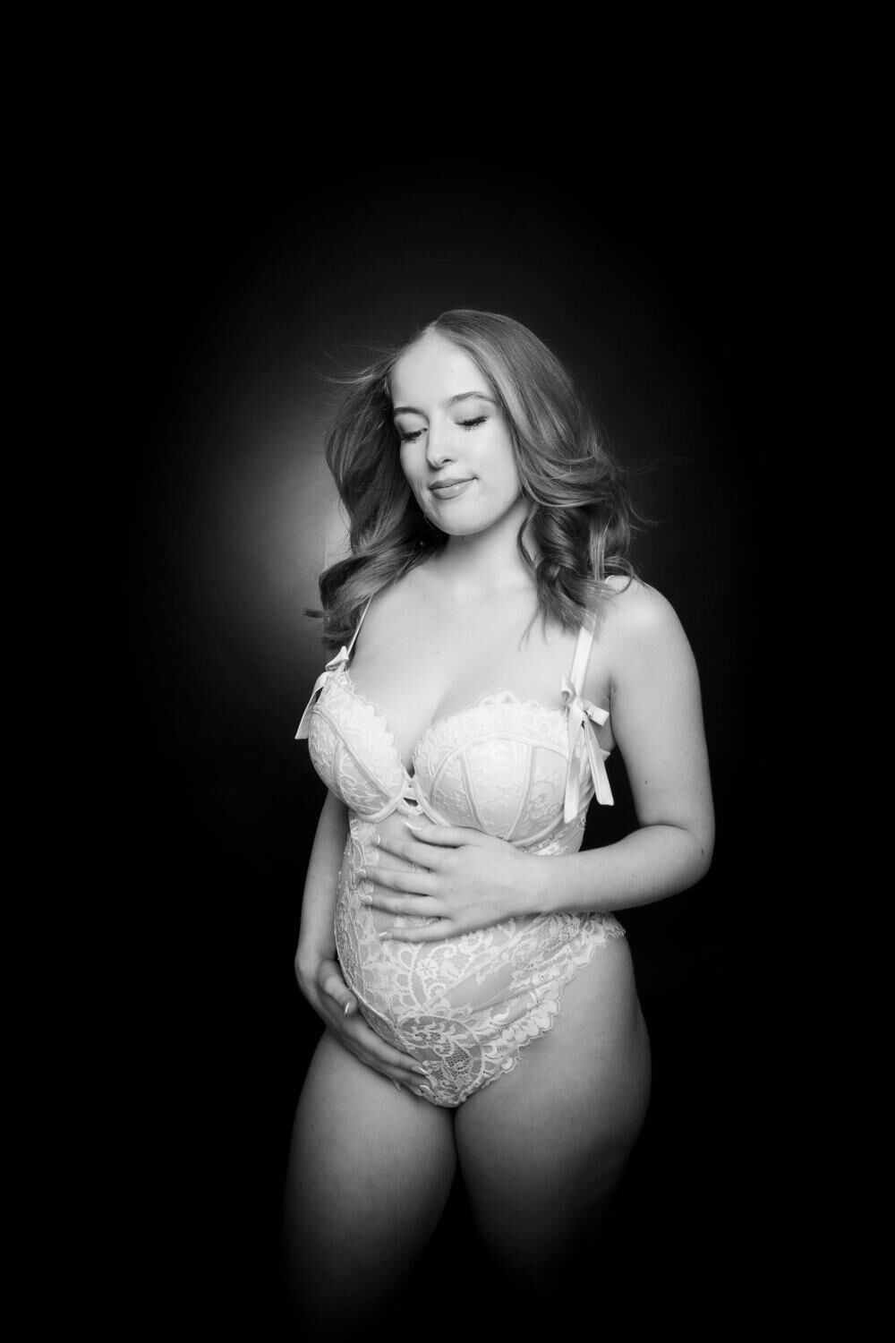 妊娠中のプレゴー妻セクシーなブロンドは牛乳を埋めました