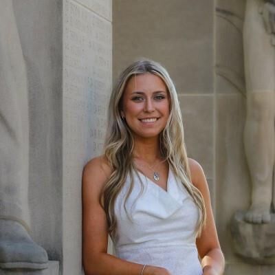 Joelle loves to be naked