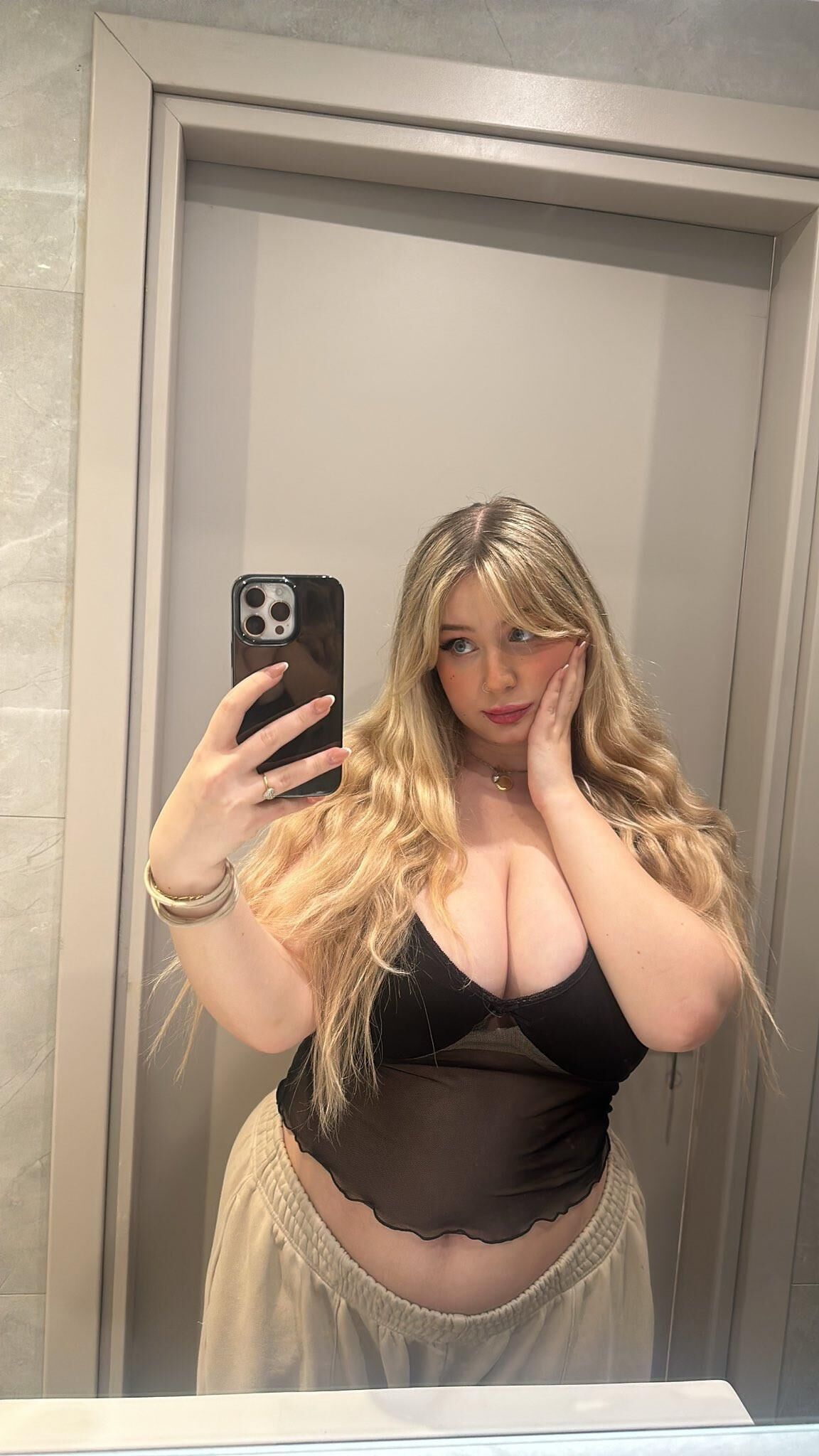 ミカエラ巨大なお尻の大きなおっぱいブロンドBBWガールミックスホットショット